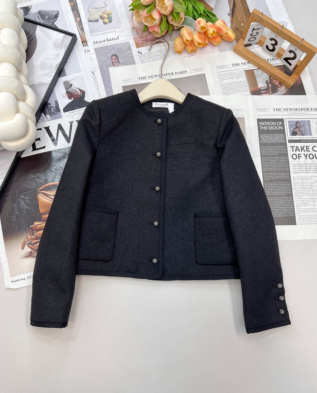 NO:507153,Dior2025 new round neck front shoulder jacket, customized YB imported cotton wool material, obvious texture, smooth hanging, shoulder pad suit cut, whole grainy texture, regular short-form front shoulder, fitting decoration more body shape, exquisite edge details, simple and atmospheric style, symmetrical pocket decoration front rhinestone round buckle logo, highlighting the brand style, low-key luxury, showing elegant temperament Customized surface accessories, accurate version, complete three standards, two colors, Size sml code,,dior, jackets & coats, business suit, alexander wang19860909Dior2025新款圆领正肩西装外套,定制YB进口棉毛材质 肌理明显 垂顺流畅 垫肩西服剪裁 通体颗粒感纹理 正肩常规偏短版型 合身修饰更显身型 精致包边细节 款式简约大气 对称口袋饰以前襟水钻圆扣标识 彰显品牌格调 低调奢华 展现优雅气质 定制面辅料 认准版本,三标齐全,两色出 尺码sml 编码,,dior,jackets & coats,business suit,alexander wang,Women's clothing