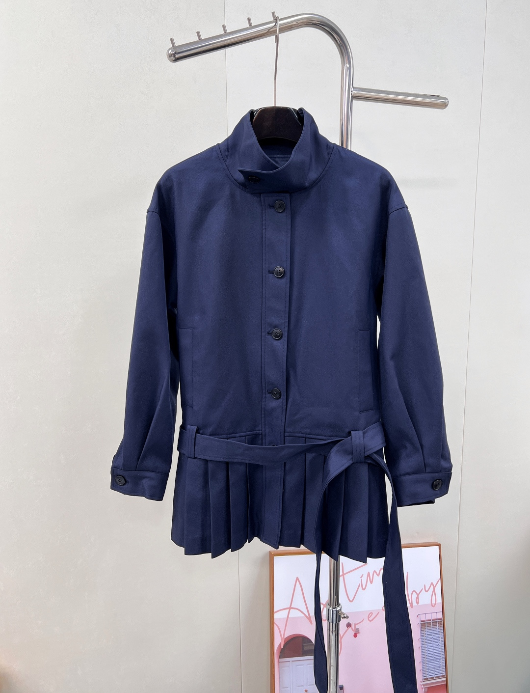 NO:507131,CELINE 2025 new belt hem pleated windbreaker jacket, customized YB twill cotton material, delicate luster, comfortable to wear, windbreaker jacket style, loose shoulder strap buckle sleeve design, this upper body looks so beautiful~ A trench coat that you won't wear the same clothes when wearing it is more playful and cute than a traditional windbreaker~ Who can not like such a beautiful windbreaker!  The combination is simple and high-end!  The upper body is very fashionable, and it looks white and adds points!  Super slim!  Complete three standards, two colors, size sml code, celine, jackets & coats, alexander wang19860909CELINE2025新款腰带下摆百褶风衣外套,定制YB斜纹棉材质 光泽细腻 穿搭舒适 风衣外套版型 沿用宽松落肩带扣袖设计 ,这件上身太好看啦～穿出去不会撞衫的风衣比传统的风衣要俏皮可爱一些～ 这么好看的风衣谁能不喜欢！搭配简单、高级感一下就出来了！上身非常洋气,显白又加分！超级显瘦！三标齐全,两色出 尺码sml 编码,,celine,jackets & coats,alexander wang,Women's clothing