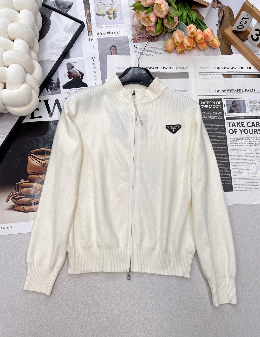 NO:507146,Prada 25SS knitted zipper jacket.. It uses special machine imported from Germany woven!  The practical wearability is too high and the warmth is also very good. The key is that it is fashionable and fashionable!  !  Basic versatile and not picky. The upper body is the effect of covering the flesh and making you look slimming. Wearing loose styles makes you feel like you like. The first large item has been fully equipped with three specifications and three colors. Size sml, prada, jackets & coats, alexander wang19860909Prada 25SS针织拉链外套..采用德国进口特种机机织！实穿性太高了 保暖性也很好 关键是敲级洋气时髦！！基础百搭不挑人 上身那就是遮肉显瘦的效果 穿宽松版型的更有感觉喜欢的来 首单大货已出三标齐全,三色出 尺码sml 编,,prada,jackets & coats,alexander wang,Women's clothing