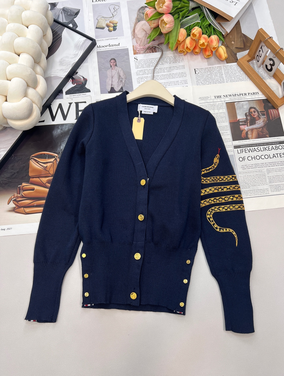 NO:507151,Thom Browne classic gold hardware buckle knit cardigan, thin and breathable, wool knitted feels soft and comfortable, and can be worn directly with the skin. Shell original buckle is matched with red, white and blue webbing. The same style for men and women. TB cardigans are all highly recommended. V-neck design. The color-blocking design looks good and modify the face shape, allowing you to easily wear a swan neck. It continues TB's always simple style, simple but not monotonous. The biggest advantage of cardigan is that it is versatile to go out with a casual set. It is also versatile to wear a coat to wear it to work!  The following is paired with jeans. It is a high-end style that is really salty and sweet, and it reduces the age-reducing college style!  Slimming temperament!  Complete three standards, large-scale goods, size 1234 code, jeans, alexander wang19860909Thom Browne经典金色五金扣针织开衫, 亲薄透气 毛织手感柔软舒适,可直接接触皮肤穿着,贝壳原扣搭配红白蓝织带 男女同款 万年经典的TB开衫,TB的款都是重磅推荐的 V领设计 拼色设计好好看,修饰脸型,让你轻松穿出天鹅颈. 延续了TB一直简洁的款式,简单却不单调,开衫最大优点就是随便一套就能出门很万能,装出席搭大衣穿着它上班也无违和感！下面搭配牛仔裤 高级感拿捏,真的是可盐可甜的款,减龄学院风！显瘦气质！三标齐全,大货出 尺码1234 编码,,jeans,alexander wang,Women's clothing