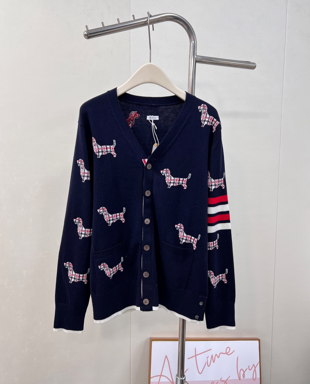 NO:507161,Thom Browne classic 6-button puppy jacquard wool cardigan, thin and breathable, the wool knitting feels soft and comfortable, and can be worn directly with the skin. The original shell buckle is matched with red, white and blue webbing. The same style for men and women. The classic TB cardigan, TB styles are all recommended. V-neck design. The color-blocking design looks good and modify the face shape, allowing you to easily wear a swan neck. It continues the simple style of TB, which is simple but not monotonous. The biggest advantage of the cardigan is that it is versatile when you can go out with a casual set. It is also versatile when you wear a coat to wear it to work!  The following is paired with jeans. It is a high-end style that is really salty and sweet, and it reduces the age-reducing college style!  Slimming temperament!  Complete three standards, two colors, size 1234 code, jeans, alexander wang19860909Thom Browne经典款6扣小狗提花羊毛开衫 亲薄透气 毛织手感柔软舒适,可直接接触皮肤穿着,贝壳原扣搭配红白蓝织带 男女同款 万年经典的TB开衫,TB的款都是重磅推荐的 V领设计 拼色设计好好看,修饰脸型,让你轻松穿出天鹅颈. 延续了TB一直简洁的款式,简单却不单调,开衫最大优点就是随便一套就能出门很万能,装出席搭大衣穿着它上班也无违和感！下面搭配牛仔裤 高级感拿捏,真的是可盐可甜的款,减龄学院风！显瘦气质！三标齐全,两色出 尺码1234 编码,,jeans,alexander wang,Women's clothing