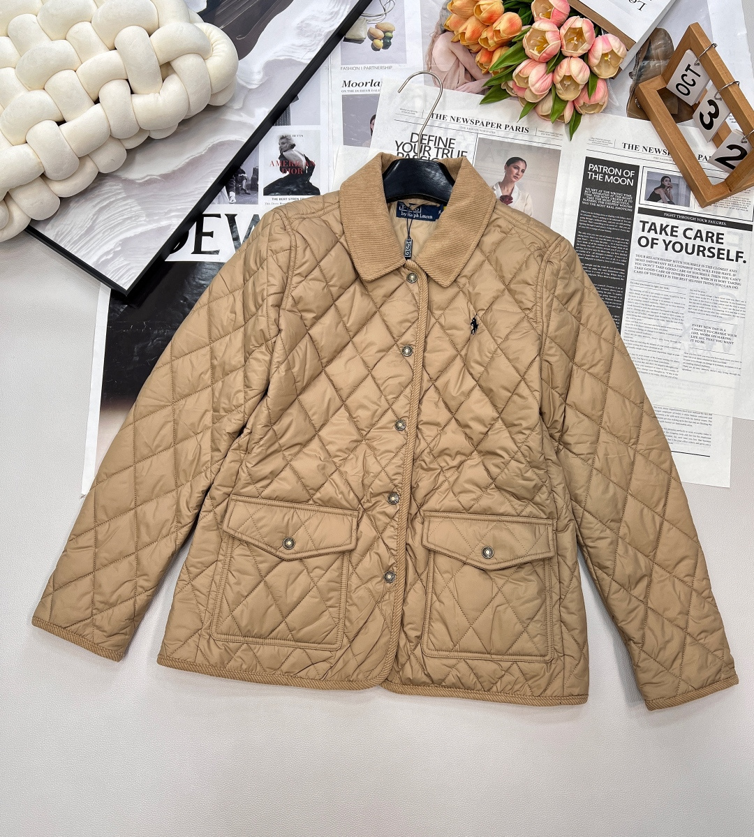 NO:507173,Ralph Lauren's Ralph Lauren's Cotton Jacket, small round neck design and medium-length style, easy to wear, exclusive to Ralph's American Academy style. Who doesn't wear it in autumn and winter... Customized fabrics are super invincible and comfortable!  The texture is particularly soft, better than the ordinary version of the checkered design, and has a very high recognition!  It's just right to buy now!  The temperature difference between morning and evening is very good, and the various items are very nice. When you wear the autumn and winter atmosphere, you will instantly fill the three-standard marks, three colors, size sml, edited, loro piana, jackets & coats, alexander wang19860909Ralph Lauren 拉夫劳伦战马棉服外套,小圆领设计搭配中长版型 好穿实穿,专属于拉夫的美式学院风 秋冬谁不穿.. 订制面料超级无敌舒服呢！质感都特别柔软 优于普通版本格纹设计 辨识度超高！现在入手刚刚好！早晚温差大带上准没错搭配各种单品非常nice 穿上秋冬氛围感瞬间拉满三标齐全,三色出 尺码sml 编,,loro piana,jackets & coats,alexander wang,Women's clothing