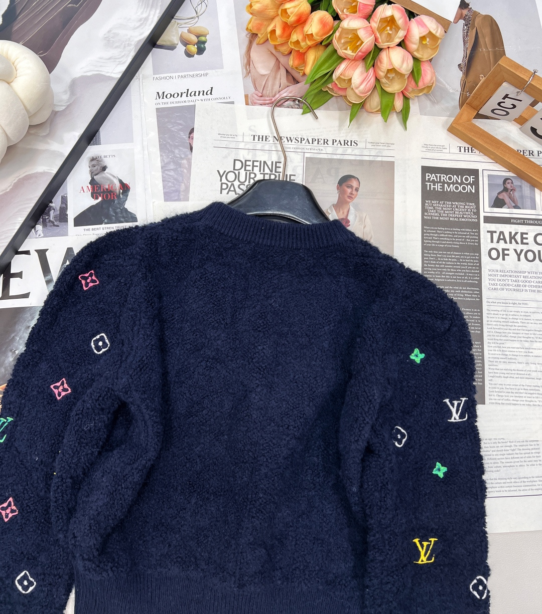 🆕 LOUIS VUITTON 秋冬菱格彩色字母刺绣圆领羊毛上衣，经典菱格纹路清晰 毛绒紧密厚实 宽松廓