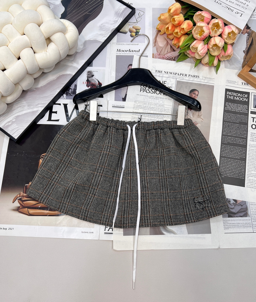 NO:507190,MIU MIU new plaid elastic waist mini puff short skirt is simple and leisurely and comfortable to combine modern atmosphere, reinterpreting traditional styles with casual and casual femininity. The embroidered logo adds fashionable temperament, and the puffy skirt creates a recognizable retro style!  The hem of the skirt is light and flowing, the wool fabric is soft and comfortable, and it wraps the body gently like a cloud, making people immerse themselves in a romantic atmosphere for a second. Paired with a pair of small high heels, you are the brightest star! The breath of a vibrant girl is full of age reduction, complete three standards, large-scale products are available SML sizes, miumiu, high heels, skirts, alexander wang19860909MIU MIU新款格子松紧腰迷你蓬蓬短半裙 简约闲适糅合摩登氛围,以休闲随性的风格与轻松自在的女性气质,重释传统款式.刺绣徽标平添时髦气质,蓬蓬感裙摆塑造极具辨识度的复古格调！ 裙摆轻盈飘逸,羊毛面料柔软舒适,仿佛云朵般温柔包裹着身体,让人一秒沉浸在浪漫的氛围中 搭配一双小高跟鞋,你就是最闪亮的那颗星! 活力少女气息 减龄感满满 三标齐全,大货出 尺码sml 编,,miumiu,high heels,skirts,alexander wang,Women's clothing