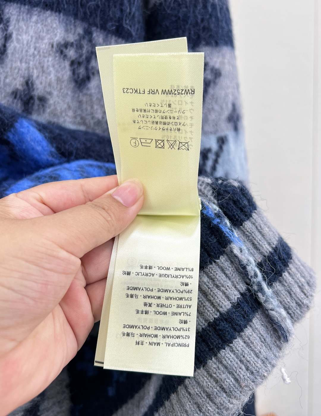 🆕 LOUIS VUITTON 老花马海毛撞色开衫本款开衫选取丰盈细磨马海毛，以优雅色调烘托全幅 LV 