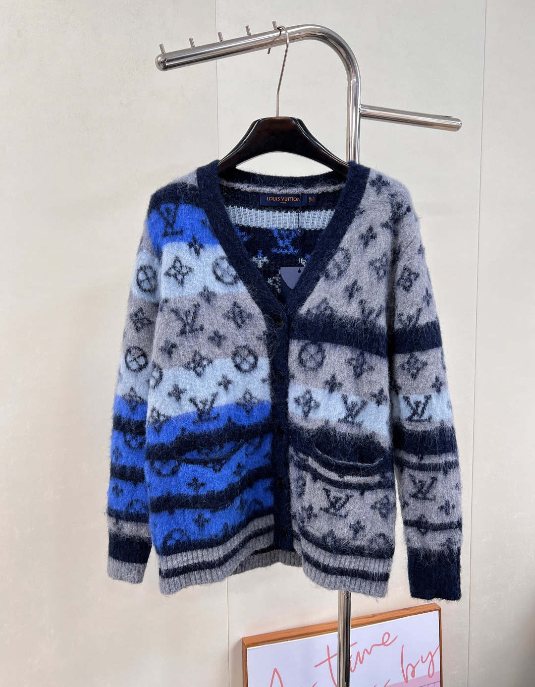 NO:508886,LOUIS VUITTON Presbyterian mohair contrast cardigan This cardigan is made of plump and finely ground mohair, which uses elegant tones to set off the full picture. The LV Monogram pattern is comfortable and warm. It can be matched with simple trousers or skirts to create a casual and classic look with excellent texture. It is fashionable and warm!  Come and take a look at this mohair cardigan, which allows you to keep your temperament in cold weather~ Choose a plump and fine-grinding mohair to experience the upper body like a cloud~ The classic presbyterian color combination is not monotonous and eye-catching!  V-neck silhouette style, lazy, casual and full of fashionable feeling!  The fluffy high-quality wool + mohair mixed yarn is immediately highlighted!  He looks particularly gentle and has no way to refuse!  Complete three standards, large-scale goods, size sml code L,,louis vuitton,louis vuitton,skirts,alexander wang19860909LOUIS VUITTON 老花马海毛撞色开衫 本款开衫选取丰盈细磨马海毛,以优雅色调烘托全幅 LV Monogram 图案,穿着舒适保暖,可搭配简约长裤或半裙,打造质感出色的休闲经典造型 时尚保暖两不误！快来看看这款马海毛开衫 让你在寒冷的天气里也能保持风度翩翩～选取丰盈细磨马海毛,云朵般的上身体验～黑灰蓝配色经典老花不单调又吸睛感！V领廓形版型,慵懒随性又充满时髦感！ 绒绒的高配比羊毛+马海毛混纱线 暖男优雅的气质立刻被凸显出来！显得格外温柔 让人没办法拒绝的气质！三标齐全,大货出 尺码sml 编码L,,louis vuitton,louis vuitton,skirts,alexander wang,Women's clothing