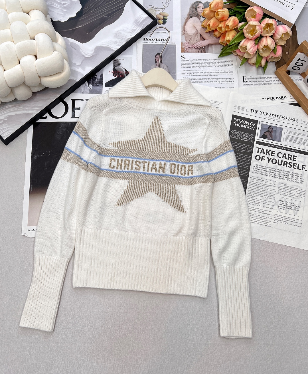 NO:508879,Dioi2025 new lapel knitted pullover sweater, customized YB cashmere wool yarn wool yarn, high-quality texture, comfortable and soft lapel long-sleeved sweater cut, compact knitted matching pit strip details, better anti-cold and windproof effect, wide threaded edges on the cuffs echo the hem, letters hooked and five-pointed star pattern decoration on the horizontal bar on the chest, showing the brand tone, regular style of the shoulder style, simple and versatile in autumn and winter, handsome and fashionable, customized surface accessories, complete three standards, large-scale products, size sml code,,dior,sweaters,alexander wang19860909Dioi2025新款翻领针织套头毛衣,定制YB羊绒羊毛纱线织造 质感高级 舒适柔软 翻领长袖毛衣剪裁 密实针织搭配坑条细节 御寒防风效果更佳 袖口宽螺纹包边与衣摆相呼应 胸前横杠中点缀字母钩花五角星图案装饰 彰显品牌调性 正肩款常规版型 秋冬日常简约百搭 帅气时尚 定制面辅料 ,三标齐全,大货出 尺码sml 编码,,dior,sweaters,alexander wang,Women's clothing