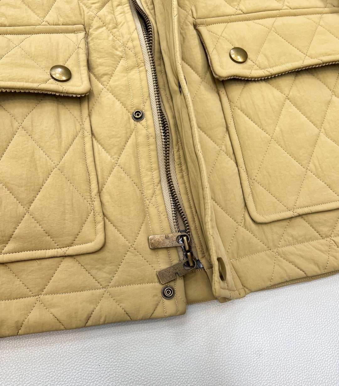 🆕Burberry25年最新款学院风棉服 真的好好看啊,巴宝莉这一季设计真的不错!中长款秋冬配百褶裙乐福