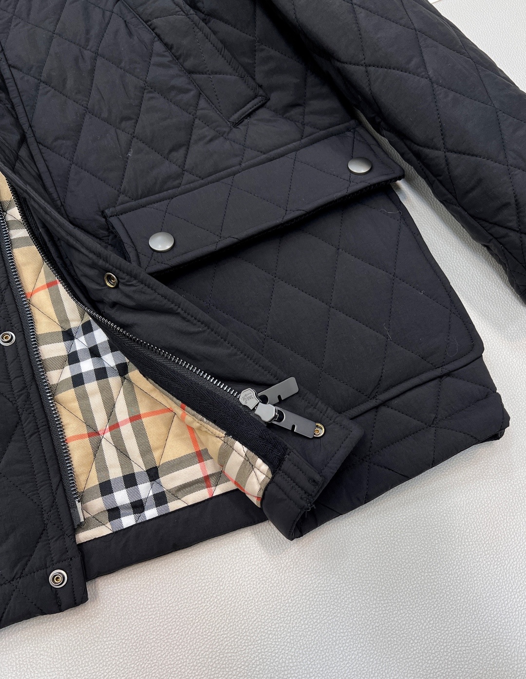 🆕Burberry25年最新款学院风棉服 真的好好看啊,巴宝莉这一季设计真的不错!中长款秋冬配百褶裙乐福