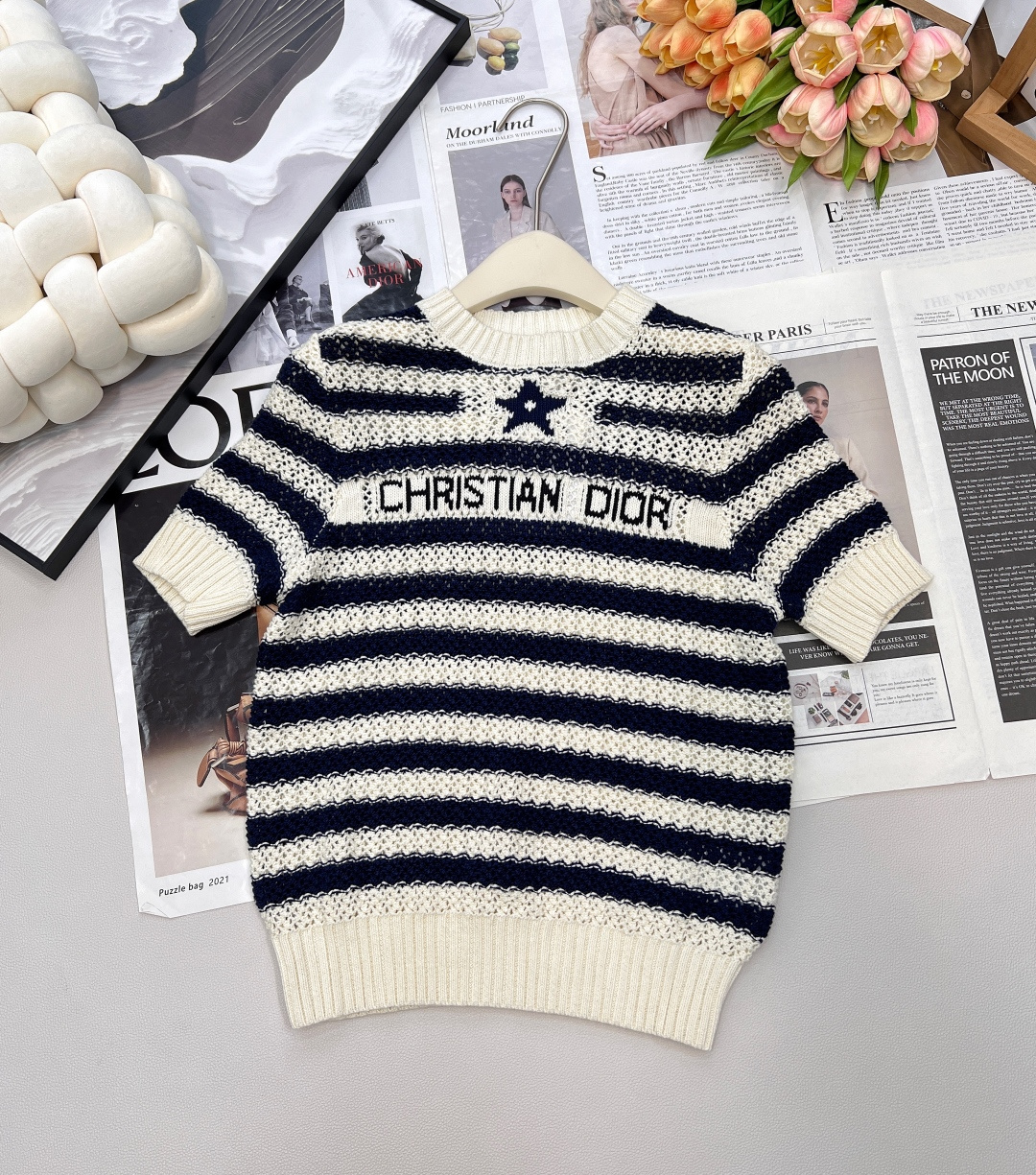 NO:508820,DIOR Hollow Stripe Knitted Letters Sweater Short Sleeve This short-sleeved sweater is a classic and fashionable item. It is made by German machine hollow interwoven and knitted, and the breathable round holes are layer by layer. The working hours of production are several times that of ordinary weaving!  It is carefully crafted from navy blue and white knitted fabrics, with delicate and comfortable texture~ The front is decorated with Dior lucky stars and Dior's iconic inlay. Short-sleeved sailor style, classic round neck style, super slim upper body, wide and stylish, slightly loose ~ You can match it with jeans or skirts to create a fashionable look. Refreshing stripes, elegant and fashionable upper body, and any matching is complete with high-end three-standard products. Size sml code, dior, skirts, jeans, T-shirt, alexander wang19860909DIOR 镂空条纹编织字母针织衫短袖 这款短袖针织衫是一款经典时尚的单品,德国机镂空交织编制,层层递进保留透气圆洞,制作的工时是普通织法的数倍！ 采用藏蓝色和白色针织面料精心制作,质感细腻舒适～ 正面饰以Dior幸运星星和Dior标志性嵌花 短袖水手风款式,经典圆领版型上身超显瘦,上身挺阔有型,微微宽松～ 可以搭配牛仔裤或者半身裙搭配,打造时尚造型 清清爽爽的条纹,上身大气时髦,随便搭配都高级三标齐全大货出 尺码sml 编码,,dior,skirts,jeans,T-shirt,alexander wang,Women's clothing