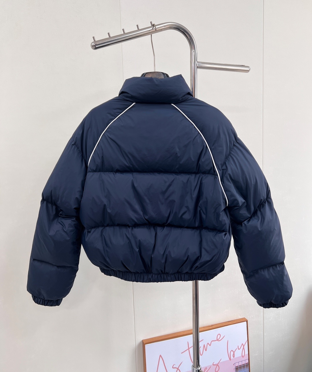 🆕Miumiu2025新品款插肩捆边立领短款羽绒服,定制YB防风防水尼龙材质,白鹅绒填充内里,整件轻盈保