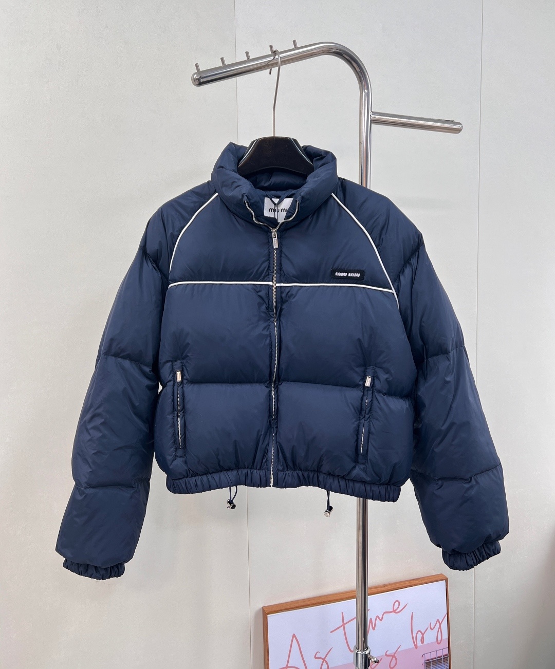 🆕Miumiu2025新品款插肩捆边立领短款羽绒服,定制YB防风防水尼龙材质,白鹅绒填充内里,整件轻盈保