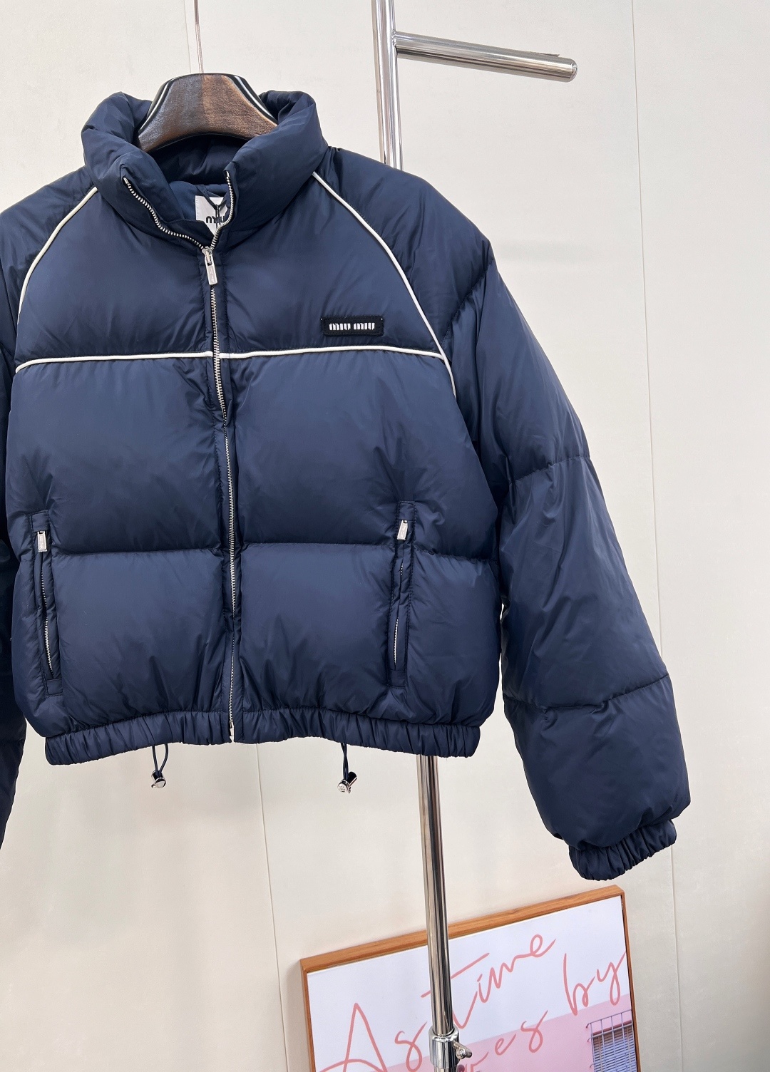 🆕Miumiu2025新品款插肩捆边立领短款羽绒服,定制YB防风防水尼龙材质,白鹅绒填充内里,整件轻盈保