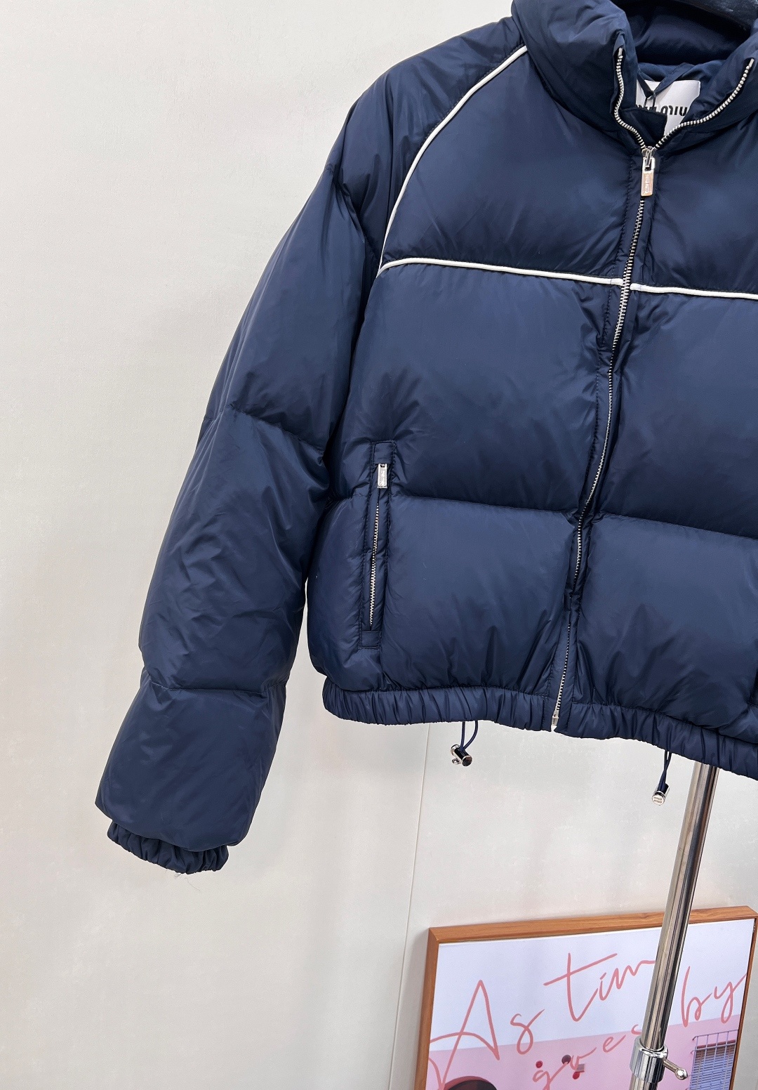 🆕Miumiu2025新品款插肩捆边立领短款羽绒服,定制YB防风防水尼龙材质,白鹅绒填充内里,整件轻盈保