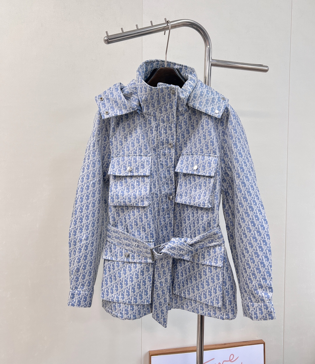 NO:508854,Dior's new old-fashioned jacket | a fashionable item that is so handsome that it's foul, Hello, all fashion friends!  Today I want to recommend a Dior series of classic presbyterian jackets!  This jacket is so handsome that it makes people fall in love with it at a glance!  First of all, this jacket uses tech taffeta Oblique jacquard fabric, with a super texture and a unique sporty style. Moreover, the overzise silhouette design makes this jacket full of rich and diverse handsome styles. When you wear it, you will be the most beautiful boy on the street!  Loose style design, casual and fashionable upper body, complete three standards, two colors, size sml code, dior, jackets & coats, jackets & coats, alexander wang19860909Dior新款老花夹克|帅到犯规的时尚单品,哈喽各位时尚小伙伴们！今天要给大家安利一款Dior的系列经典老花夹克外套啦！这款夹克外套简直是帅到犯规的存在,让人一眼就爱上！ 首先,这款夹克采用了科技塔夫绸Oblique提花面料,质感超级棒,彰显出独特的运动风范.而且,overzise廓形设计,让这款夹克充满了丰富多元的帅气风格,穿上它,你就是街头最靓的仔！ 宽松版型的设计,上身随性时髦,三标齐全,两色出 尺码sml 编码,,dior,jackets & coats,jackets & coats,alexander wang,Women's clothing