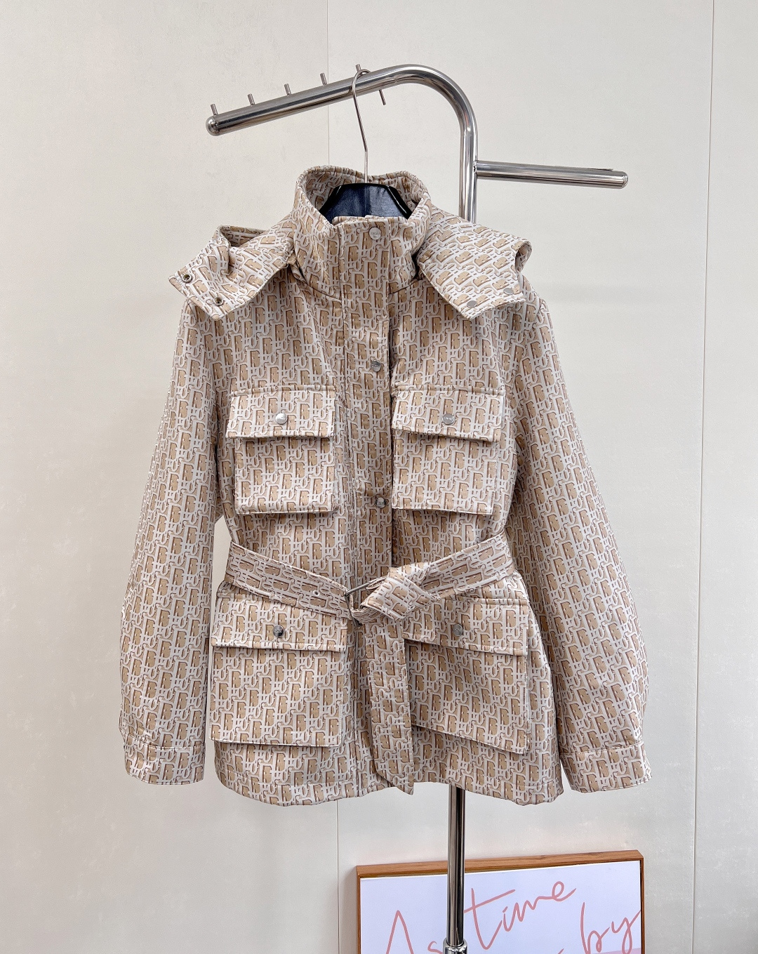 NO:508843,Dior's new old-fashioned jacket | a fashionable item that is so handsome that it's foul, Hello, all fashion friends!  Today I want to recommend a Dior series of classic presbyterian jackets!  This jacket is so handsome that it makes people fall in love with it at a glance!  First of all, this jacket uses tech taffeta Oblique jacquard fabric, with a super texture and a unique sporty style. Moreover, the overzise silhouette design makes this jacket full of rich and diverse handsome styles. When you wear it, you will be the most beautiful boy on the street!  Loose style design, casual and fashionable upper body, complete three standards, two colors, size sml code, dior, jackets & coats, jackets & coats, alexander wang19860909Dior新款老花夹克|帅到犯规的时尚单品,哈喽各位时尚小伙伴们！今天要给大家安利一款Dior的系列经典老花夹克外套啦！这款夹克外套简直是帅到犯规的存在,让人一眼就爱上！ 首先,这款夹克采用了科技塔夫绸Oblique提花面料,质感超级棒,彰显出独特的运动风范.而且,overzise廓形设计,让这款夹克充满了丰富多元的帅气风格,穿上它,你就是街头最靓的仔！ 宽松版型的设计,上身随性时髦,三标齐全,两色出 尺码sml 编码,,dior,jackets & coats,jackets & coats,alexander wang,Women's clothing