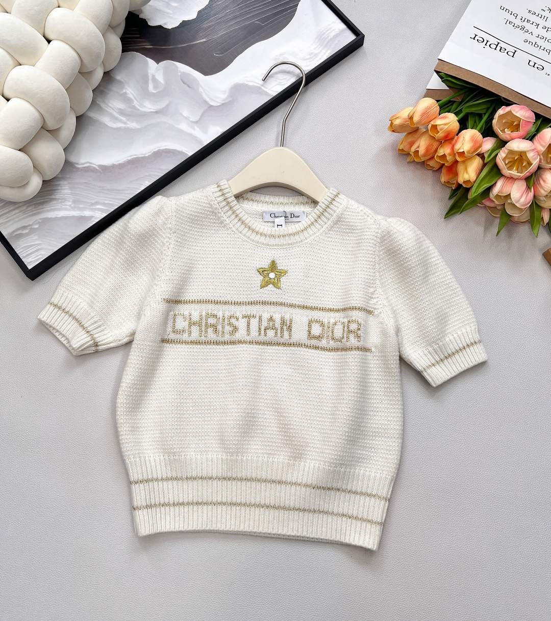 NO:508831,DIOR's new classic five-pointed star embroidered letter logo knitted short sleeves, a classic hit!  The most representative classic model is never out of date~ It is carefully crafted with wool and cashmere blended knitted yarn, the upper body is crisp and stylish, and after special washing, it feels soft when you pinch it, and it will not feel heavy when you pinch it~ The iconic letters and recognition five-pointed stars on the chest show more design style. The neckline and rib details on the hem make it more exquisite, clean and high-end, and it is very fashionable when you match it casually. It combines elegant temperament and modern style, it is perfect for the daily outfit of a wealthy daughter, and it is super textured!  Giving people a casual but very tasteful combination, complete three standards, large-scale products Size sml, dior, T-shirt, alexander wang19860909DIOR新款经典五角星刺绣字母logo针织短袖, 经典大爆款！最具有代表性的经典款,永不过时～ 采用羊毛和羊绒混纺针织纱线精心制作,上身挺括有型,经特特殊洗手后手感轻柔,捏起来不会很厚重的触感～ 胸前标志性字母与辨识度五角星更显设计风范 领口,下摆罗纹细节更显精致,干净高级,随便搭就很时髦 结合了优雅气质与现代风格,妥妥适配富家千金的日常穿搭,超有质感！给人一种随意搭配却很有品味的,三标齐全,大货出 尺码sml,,dior,T-shirt,alexander wang,Women's clothing