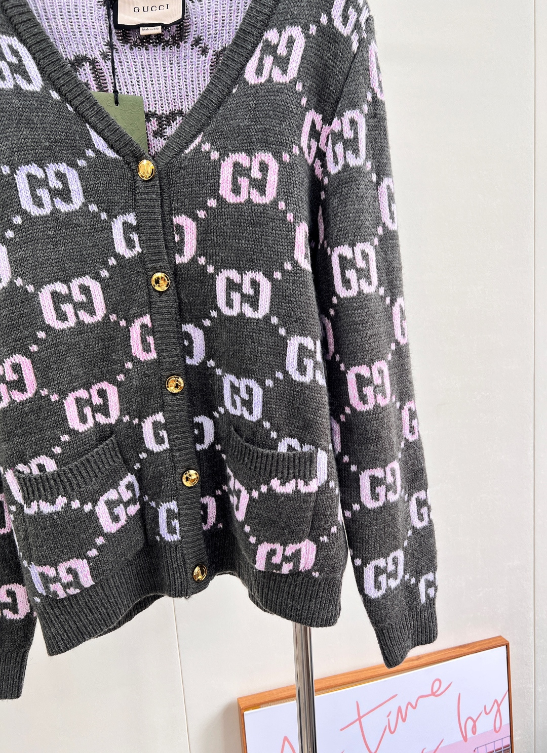 🆕 GUCCI 双G老花嵌花羊毛开衫，淡雅色调 为衣柜增色添彩，为其注入不拘一格的现代气息。针织单品继续