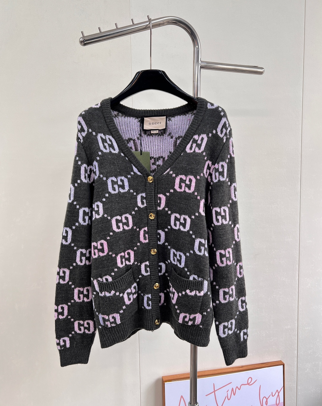 NO:534546,GUCCI double G presbyterian wool cardigan, elegant tone, adds color to the wardrobe and injects an eclectic modern atmosphere. Knitted items continue to present the GG logo in alternating tones, while goat wool items are full of classic meaning. This versatile cardigan is made of soft wool knitted fabric, embellished with a striking gray GG inlay. This is a special YB wool yarn that has been worked hard to get done! The similarity is extremely high using imported German machines to show visible texture, loose style, casual and lazy upper body, the same style as men and women!  Size sml code, gucci,alexander wang19860909GUCCI 双G老花嵌花羊毛开衫,淡雅色调 为衣柜增色添彩,为其注入不拘一格的现代气息. 针织单品继续以交替色调呈现GG标识,而山羊毛单品则尽绽经典意蕴. 这款百搭开衫以柔软的羊毛针织面料匠心打造,通体缀饰深浅不一的灰色醒目GG嵌花.这款真是费劲心血才搞定的特定YB羊毛纱线!相似度极高采用进口德国机出品看得见的质感 宽松版型 上身随意慵懒 男女同款！ 尺码sml 编码,,gucci,alexander wang,Women's clothing