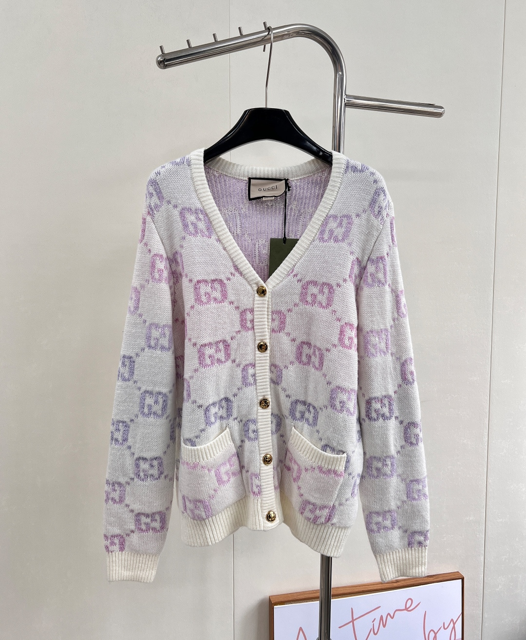 NO:534541,GUCCI double G presbyterian wool cardigan, elegant tone, adds color to the wardrobe and injects an eclectic modern atmosphere. Knitted items continue to present the GG logo in alternating tones, while goat wool items are full of classic meaning. This versatile cardigan is made of soft wool knitted fabric, embellished with a striking gray GG inlay. This is a special YB wool yarn that has been worked hard to get done! The similarity is extremely high using imported German machines to show visible texture, loose style, casual and lazy upper body, the same style as men and women!  Size sml code G, gucci, alexander wang19860909GUCCI 双G老花嵌花羊毛开衫,淡雅色调 为衣柜增色添彩,为其注入不拘一格的现代气息. 针织单品继续以交替色调呈现GG标识,而山羊毛单品则尽绽经典意蕴. 这款百搭开衫以柔软的羊毛针织面料匠心打造,通体缀饰深浅不一的灰色醒目GG嵌花.这款真是费劲心血才搞定的特定YB羊毛纱线!相似度极高采用进口德国机出品看得见的质感 宽松版型 上身随意慵懒 男女同款！ 尺码sml 编码G,,gucci,alexander wang,Women's clothing