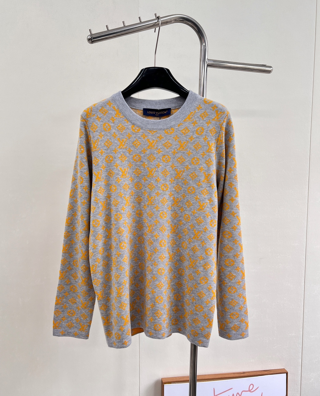 NO:534531,Louis Vuitton 25SS limited new sweater!  The pattern is eye-catching and has a very good effect, the style is almost not picky, the upper body is very beautiful, the threads are 1:1 fixed weaving and dyeing, the overall feel is comfortable, and it is not tying on the body, the pattern is so cool and beautiful, both boys and girls can wear it, the color scheme is fresh and high-end, if you like it, the first order has been fully equipped with three standards, two colors are excellent. Size sml code,,louis vuitton,sweaters,alexander wang19860909Louis Vuitton 25SS限定新款毛衣 ！图案吸睛效果特别棒 、版型几乎不挑人 上身十分好看 螺纹均是1:1定织定染 整体手感舒服 穿上不扎身 图案简直太酷炸太好看了 男生女生都可以穿 配色清新高级 喜欢的来 首单大货已出三标齐全,两色出 尺码sml 编码,,louis vuitton,sweaters,alexander wang,Women's clothing