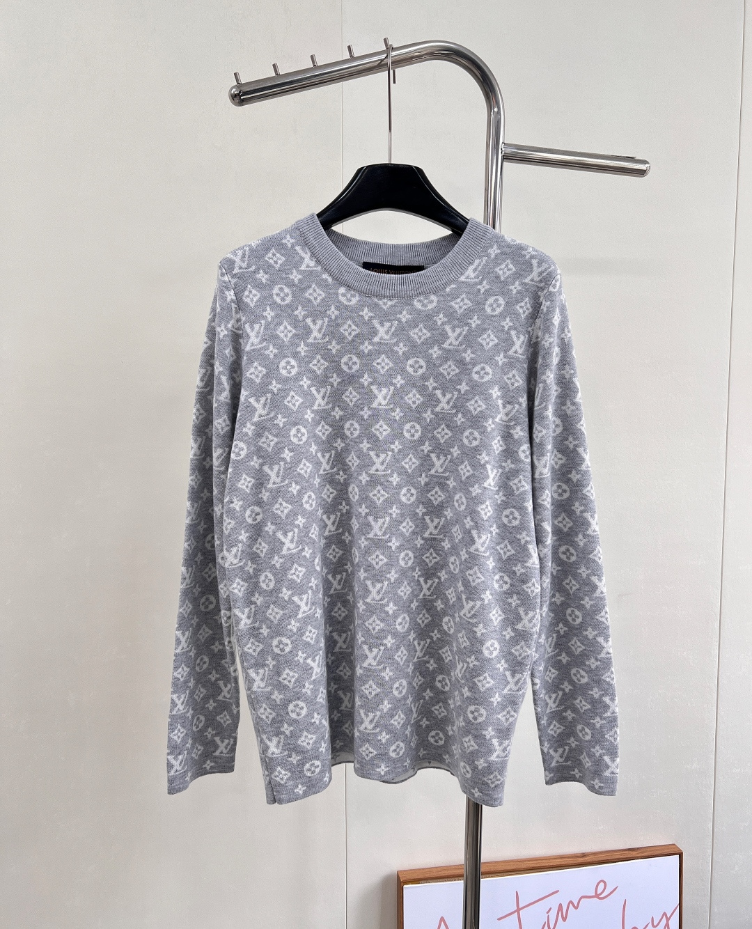 NO:534521,Louis Vuitton 25SS limited new sweater!  The pattern is eye-catching and has a very good effect, the style is almost not picky, the upper body is very beautiful, the threads are 1:1 fixed weaving and dyeing, the overall feel is comfortable, and it is not tying on the body, the pattern is so cool and beautiful, both boys and girls can wear it, the color scheme is fresh and high-end, if you like it, the first order has been fully equipped with three standards, two colors are excellent. Size sml code,,louis vuitton,sweaters,alexander wang19860909Louis Vuitton 25SS限定新款毛衣 ！图案吸睛效果特别棒 、版型几乎不挑人 上身十分好看 螺纹均是1:1定织定染 整体手感舒服 穿上不扎身 图案简直太酷炸太好看了 男生女生都可以穿 配色清新高级 喜欢的来 首单大货已出三标齐全,两色出 尺码sml 编码,,louis vuitton,sweaters,alexander wang,Women's clothing