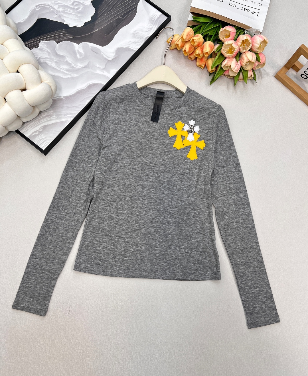 NO:534545,Chrome hearts 2025 new slim leather cross base shirt, customized YB imported wool material, comfortable texture and full of elasticity, slim round neck base cut, three-dimensional contrasting cross totem logo on one side of the chest, highlighting the brand style, elastic material, close-fitting comfortable and slim, visually narrow and lengthened, slim and slim, and single-wear inner wear is brilliant and fashionable. Customized surface accessories, accurate version, complete three standards, large-scale size sml, chrome hearts, alexander wang19860909Chrome hearts2025新款修身皮标十字架打底衫,定制YB进口天丝羊毛材质,质感舒适,弹力十足,修身圆领打底裁剪,胸口单侧位置点缀立体撞色十字架图腾徽标,凸显品牌格调,弹力十足材质,贴身舒适显瘦,视觉收窄拉长,修身显瘦,单穿内搭都出彩时髦.定制面辅料 认准版本,三标齐全,大货出 尺码sml 编,,chrome hearts,alexander wang,Women's clothing