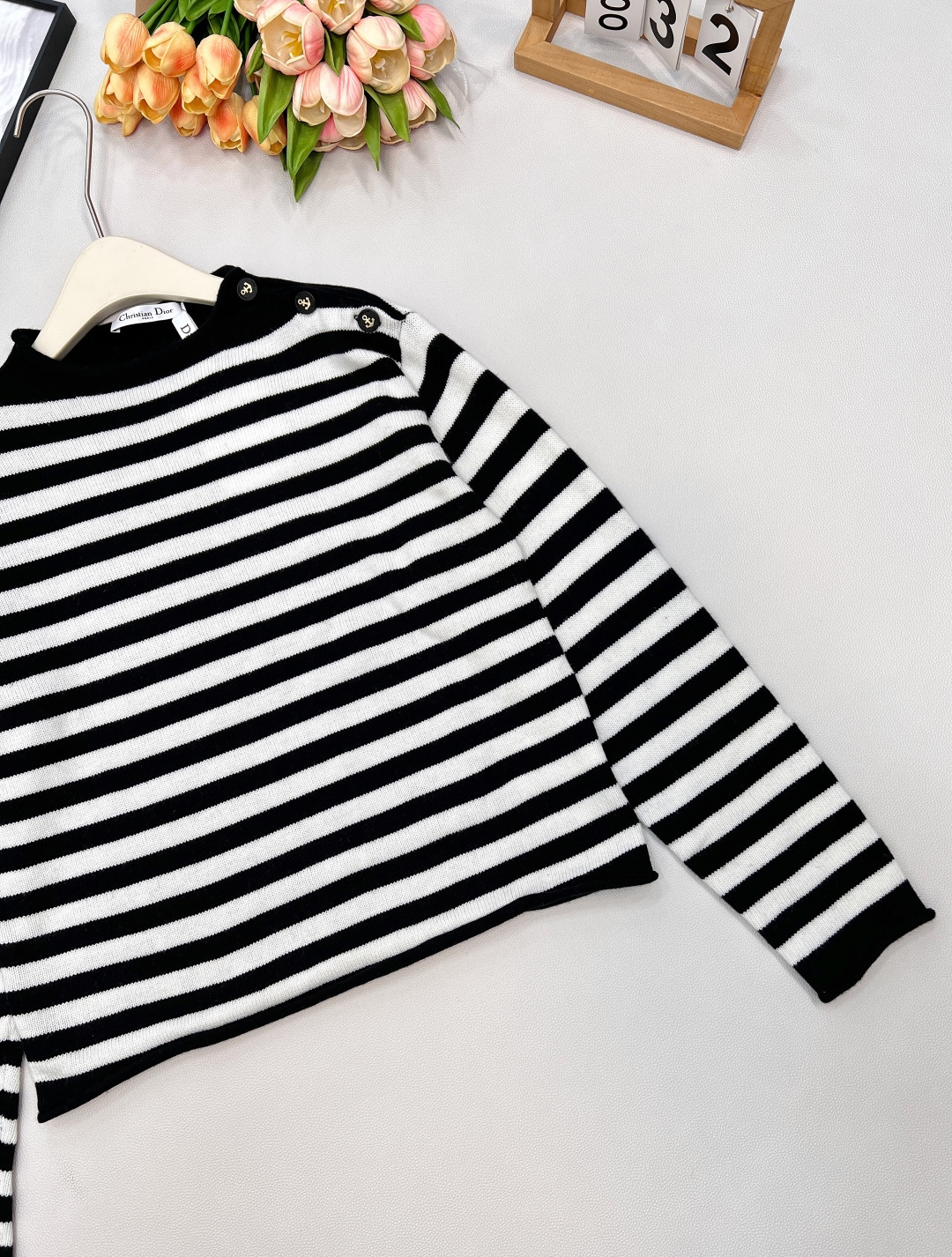 🆕Dior早秋新款船锚肩扣条纹字母logo毛衣软糯又舒服，上身完全不挑人 包容性强，条纹是每年的流行元素