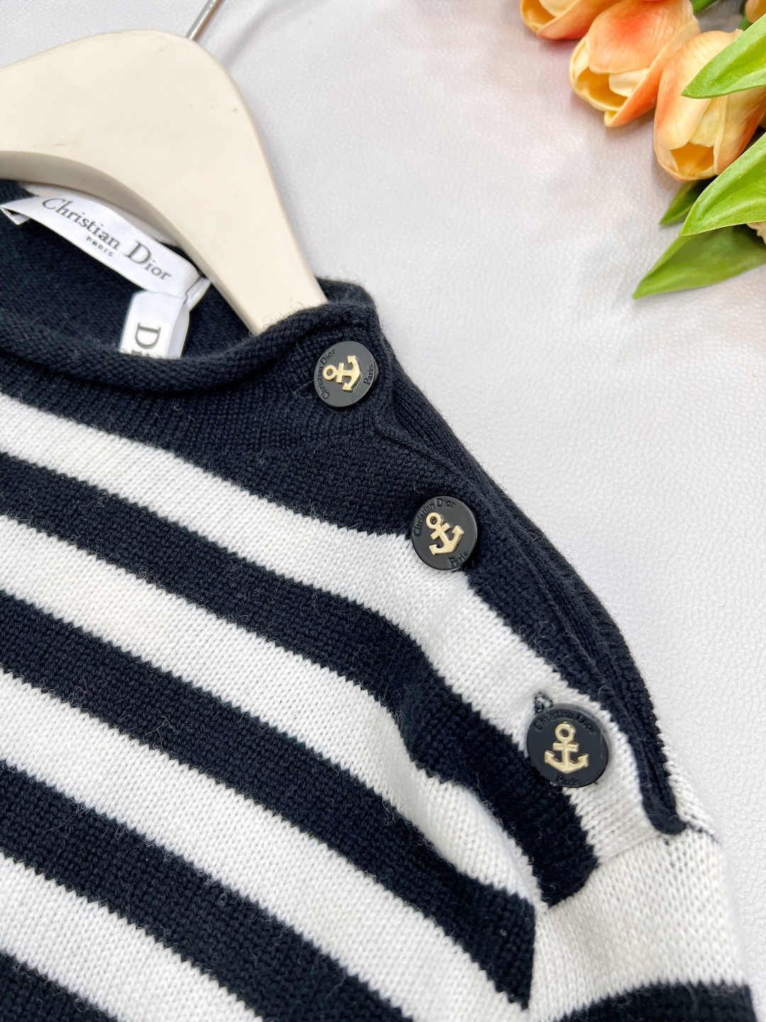 🆕Dior早秋新款船锚肩扣条纹字母logo毛衣软糯又舒服，上身完全不挑人 包容性强，条纹是每年的流行元素