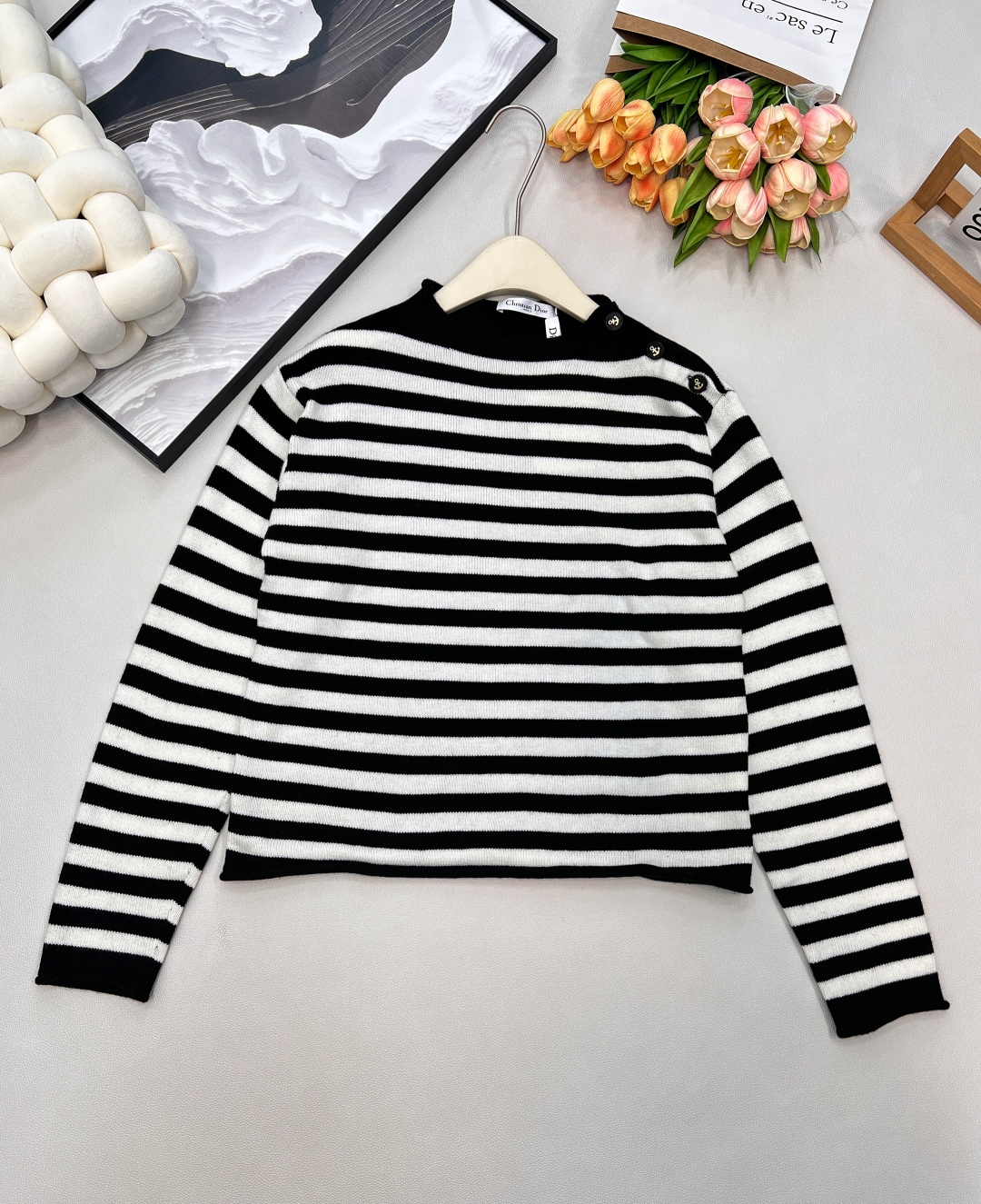 NO:534535,Dior early autumn new anchor shoulder button striped letter logo sweater is soft and comfortable, the upper body is not picky at all, strong inclusiveness, stripes are the popular element of every year, made careful design, shoulder button design, off-shoulder control, and custom button shipment!  English letter jacquard craftsmanship, simple and elegant, fashionable and unpretentious, it is great whether it is worn alone or in the inner wear. The streaks are super fashionable and white, the elasticity is super inclusive, and the slim fit style is huge and slim, the iconic letter logo is iconic, three-marks are complete, and large-scale size sml code, dior, sweaters, alexander wang19860909Dior早秋新款船锚肩扣条纹字母logo毛衣 软糯又舒服,上身完全不挑人 包容性强,条纹是每年的流行元素 做了小心机设计 肩膀纽扣设计,露肩驾驭,纽扣定制出货！ 英文字母提花工艺,简约大方,时髦好搭不过时,不管是单穿还是内搭都很棒 撞条纹超级洋气显白,弹力超大包容性很强,修身版型上身巨显瘦标志性字母logo,三标齐全,大货出 尺码sml 编码,,dior,sweaters,alexander wang,Women's clothing