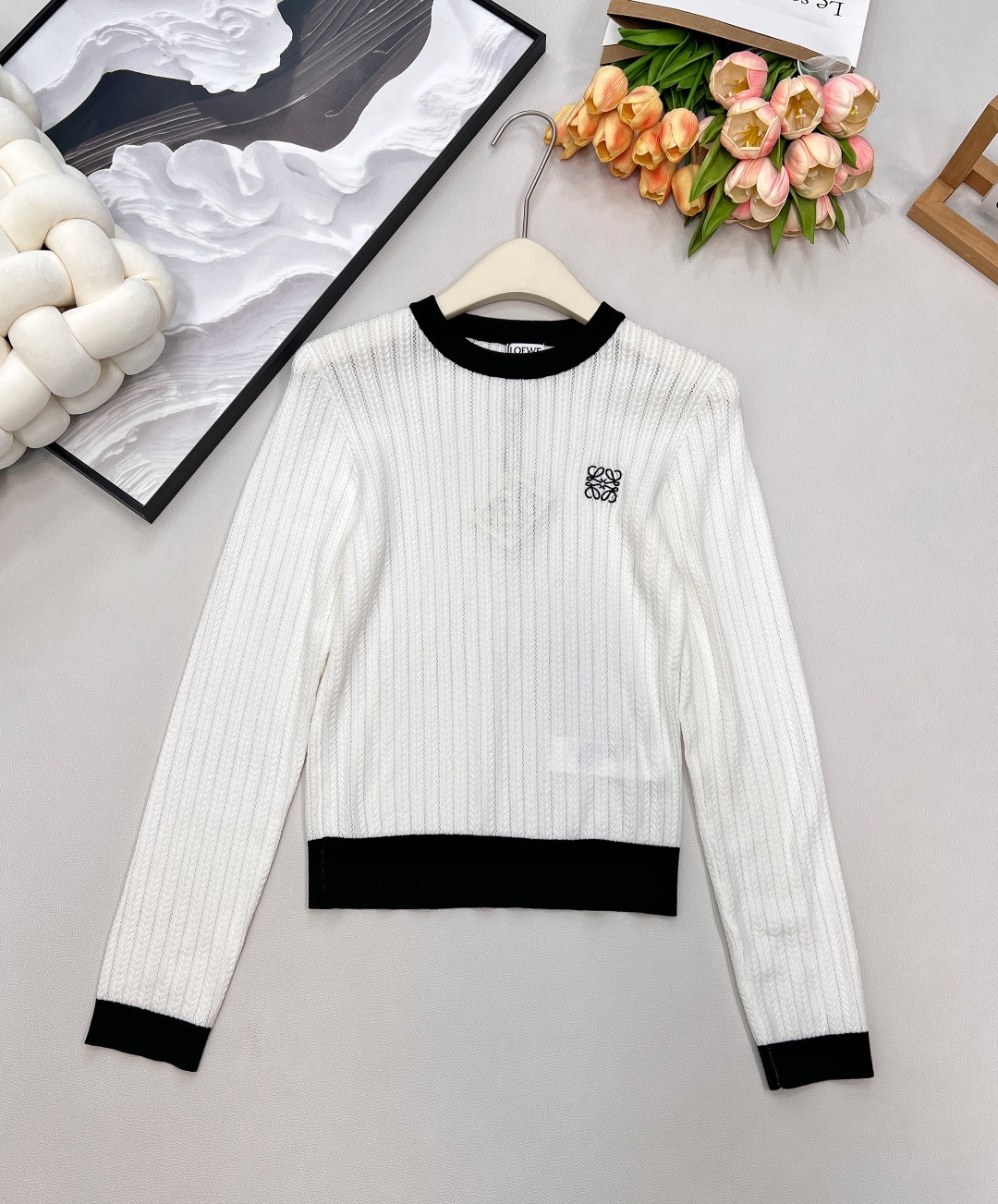 NO:534530,LOEWE's new contrasting color long-sleeved knitted, there must be a piece of Luo Yiwei in the closet!  This contrasting sweater is uniquely designed. Black and white contrasting trims outline neat lines, breaking monotony and instantly grabs the eye. The exquisite Loewe embroidery logo on the chest is low-key to highlight the brand style and is a silent declaration of identity and taste. The fabric is cashmere and wool knitted material, which feels soft and skin-friendly, and it feels like being gently wrapped in close-fitting. Whether it is matched with a simple denim, strolling on the street, or matching it with a delicate skirt and attending casual parties, it can easily adapt. Have it and embrace your fashion attitude. The three standards are complete!  Large-scale size sml code L, loewe, loewe, skirts, alexander wang19860909LOEWE新款撞色长袖针织,衣橱里总要有一件罗意威！这款撞色针织衫,设计独具匠心.黑白撞色边饰,勾勒利落线条,打破单调,瞬间抓住眼球.胸口精致的罗意威刺绣logo,低调彰显品牌格调,是身份与品味的无声宣告. 面料羊绒羊毛针织材质,触感柔软亲肤,贴身穿宛如被轻柔包裹.无论是搭配简约牛仔,漫步街头；还是配上精致半裙,出席休闲聚会,它都能轻松适配,拥有它,拥抱属于你的时尚态度.三标齐全！大货出 尺码sml 编码L,,loewe,loewe,skirts,alexander wang,Women's clothing