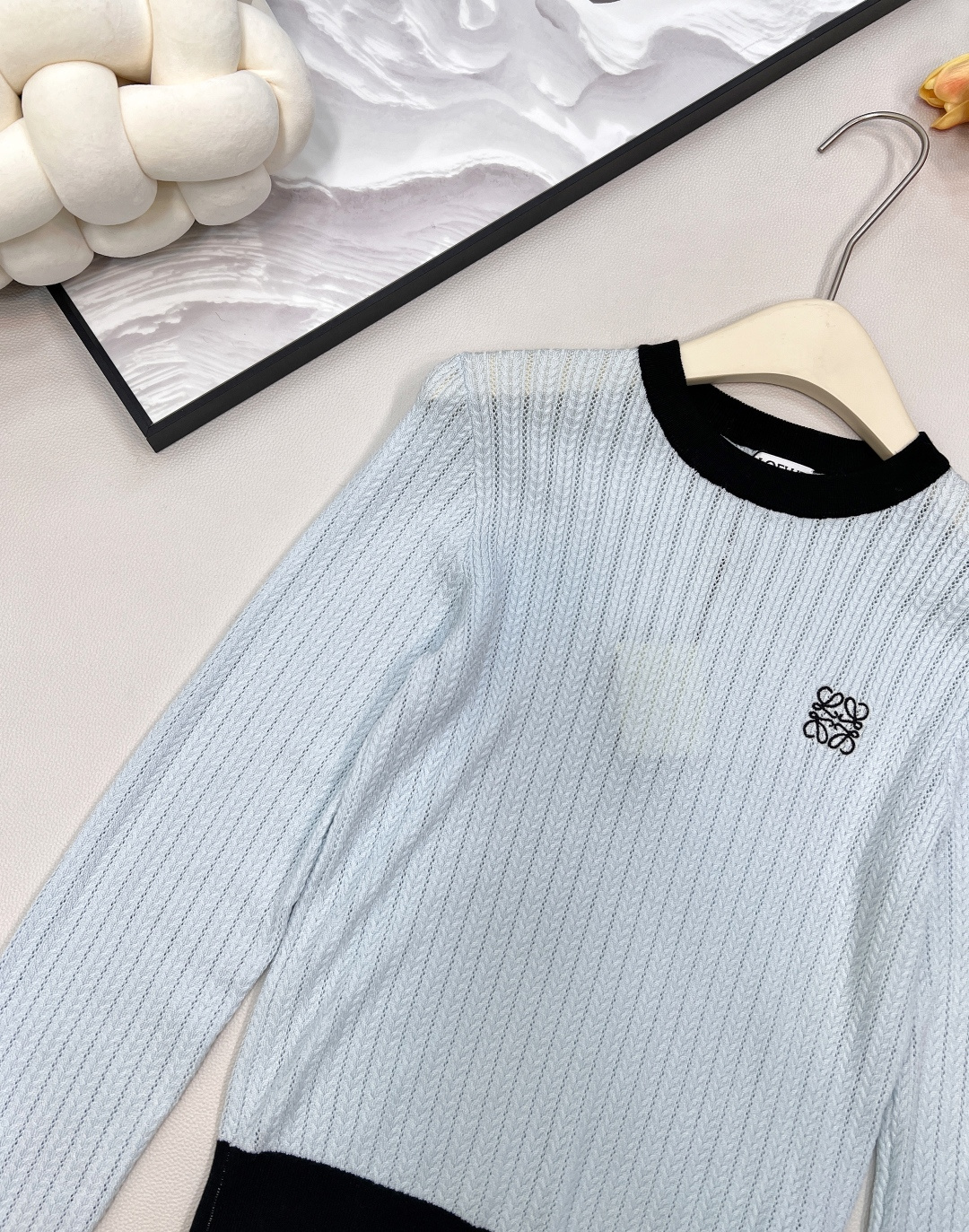 🆕LOEWE新款撞色长袖针织，衣橱里总要有一件罗意威！这款撞色针织衫，设计独具匠心。黑白撞色边饰，勾勒利