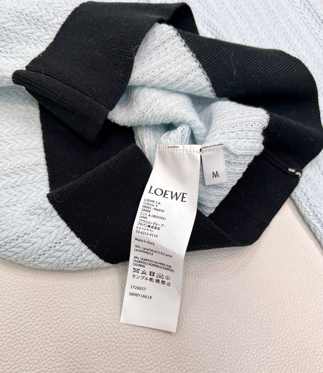 🆕LOEWE新款撞色长袖针织，衣橱里总要有一件罗意威！这款撞色针织衫，设计独具匠心。黑白撞色边饰，勾勒利