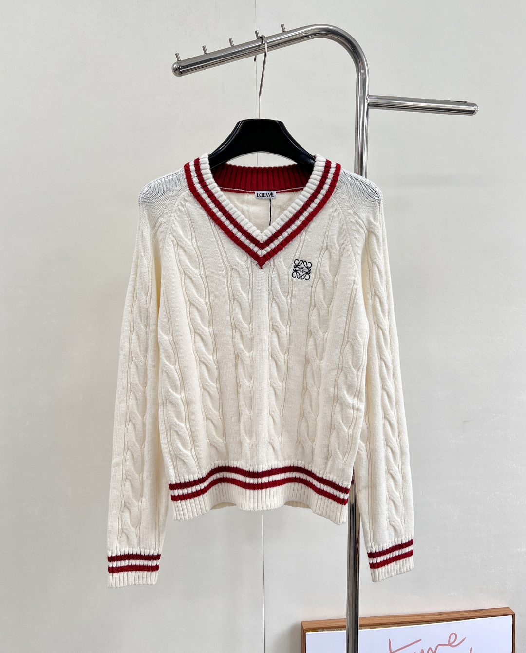 NO:534525,LOEWE 25FW new V-neck knitted sweater...Luoyiwei counter synchronizes this piece is so beautiful!  Her college style is full of age, and she must be the one who reduces her age. She is really excellent!  The whole piece is made of wool-blend fabric, soft texture, skin-friendly and not tugged. A sweater that is necessary to be in winter must not be missed. Three standards are complete, the first large item has been released. Size sml code, loewe, loewe, sweaters, alexander wang19860909LOEWE 25FW新款V领针织毛衣..罗意威专柜同步 这件太太太美了！学院风满满 减龄还得是她 实在是优秀的很！整件采用羊毛混纺面料 质地柔软亲肤不扎身 入冬必要拥有的针织衫 千万不能错过 ,三标齐全,首单大货已出 尺码sml 编码,,loewe,loewe,sweaters,alexander wang,Women's clothing