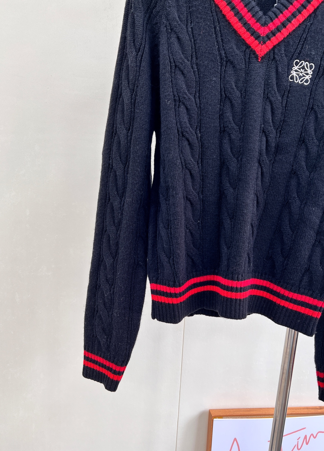 🆕LOEWE 25FW✂️新款V领针织毛衣..🔖🔖罗意威专柜同步 这件太太太美了！学院风满满 减龄还得是