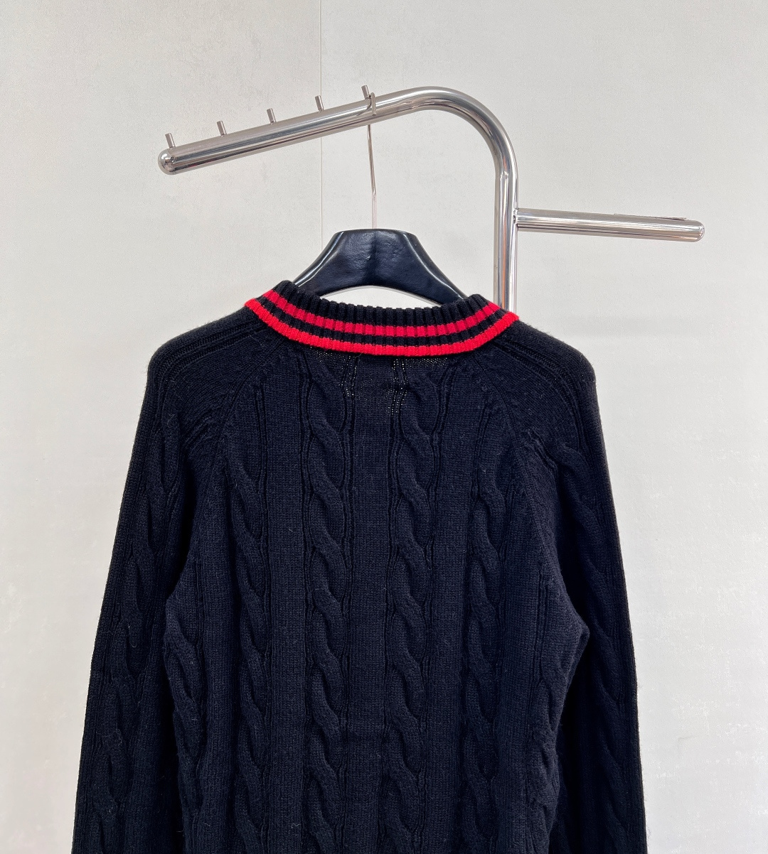 🆕LOEWE 25FW✂️新款V领针织毛衣..🔖🔖罗意威专柜同步 这件太太太美了！学院风满满 减龄还得是
