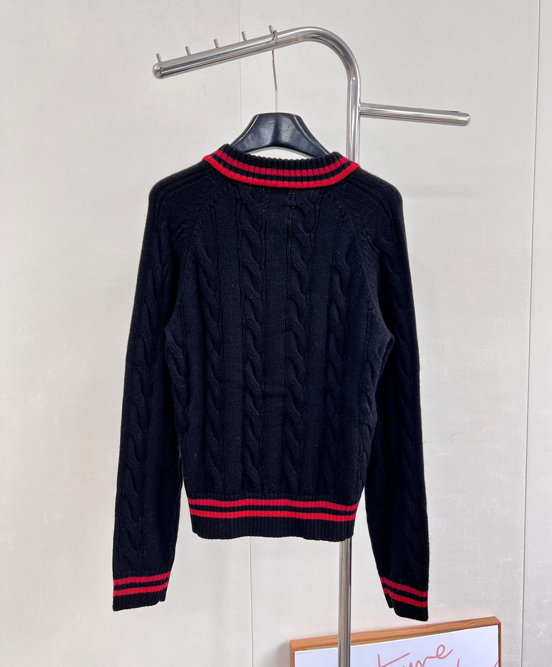 🆕LOEWE 25FW✂️新款V领针织毛衣..🔖🔖罗意威专柜同步 这件太太太美了！学院风满满 减龄还得是