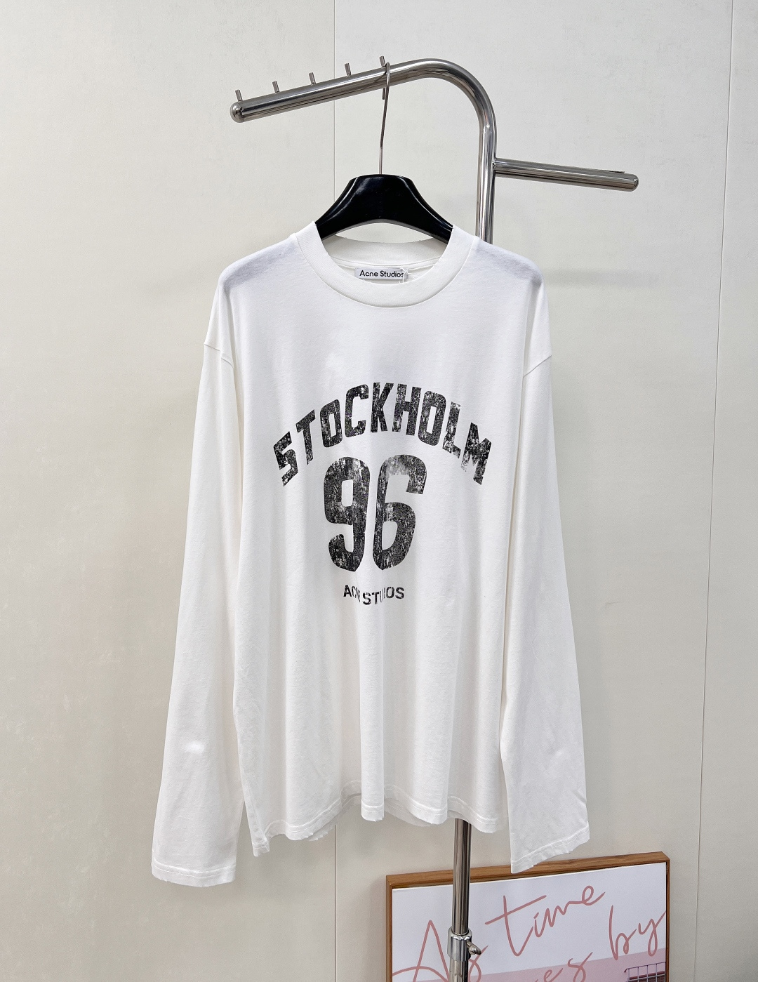 NO:534516,Acne studios2025 new round neck letter printed long-sleeved top, customized YB twill cotton material, delicate texture, comfortable and elastic outfit, loose round neck top cut, presenting an inclusive and slimming visual effect, the whole garment is made of old whitening effect printed alphanumeric patterns, which once again strengthens the brand identity, fashionable and high-end feeling is instantly revealed, creating a personal style, fashionable and relaxed, and the inner wear is brilliant and fashionable, three complete, two colors are excellent SML code,,acne studios,dior,alexander wang19860909Acne studios2025新款圆领字母印花长袖上衣,定制YB斜纹全棉材质,质感细腻,穿搭舒适弹力,宽松圆领上衣裁剪,呈现包容显瘦视觉效果,整件成衣胸前做旧磨白效果印花字母数字图案,再度加强品牌标识度,时尚高级感立现,打造个性风格,时髦松弛,单穿内搭都出彩时髦,三标齐全,两色出 尺码sml 编码,,acne studios,dior,alexander wang,Women's clothing