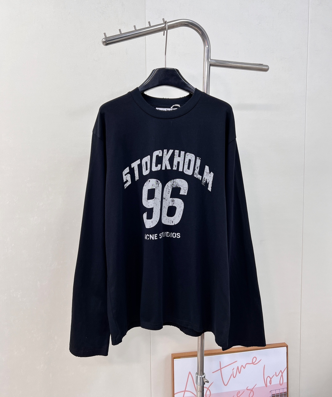 NO:534504,Acne studios2025 new round neck letter printed long-sleeved top, customized YB twill cotton material, delicate texture, comfortable and elastic outfit, loose round neck top cut, presenting an inclusive and slimming visual effect, the whole garment is made of old whitening effect printed alphanumeric patterns, which once again strengthens the brand identity, fashionable and high-end feeling is instantly revealed, creating a personal style, fashionable and relaxed, and the inner wear is brilliant and fashionable, three complete, and two colors are excellent. Size sml code A,,acne studios,dior,alexander wang19860909Acne studios2025新款圆领字母印花长袖上衣,定制YB斜纹全棉材质,质感细腻,穿搭舒适弹力,宽松圆领上衣裁剪,呈现包容显瘦视觉效果,整件成衣胸前做旧磨白效果印花字母数字图案,再度加强品牌标识度,时尚高级感立现,打造个性风格,时髦松弛,单穿内搭都出彩时髦,三标齐全,两色出 尺码sml 编码A,,acne studios,dior,alexander wang,Women's clothing