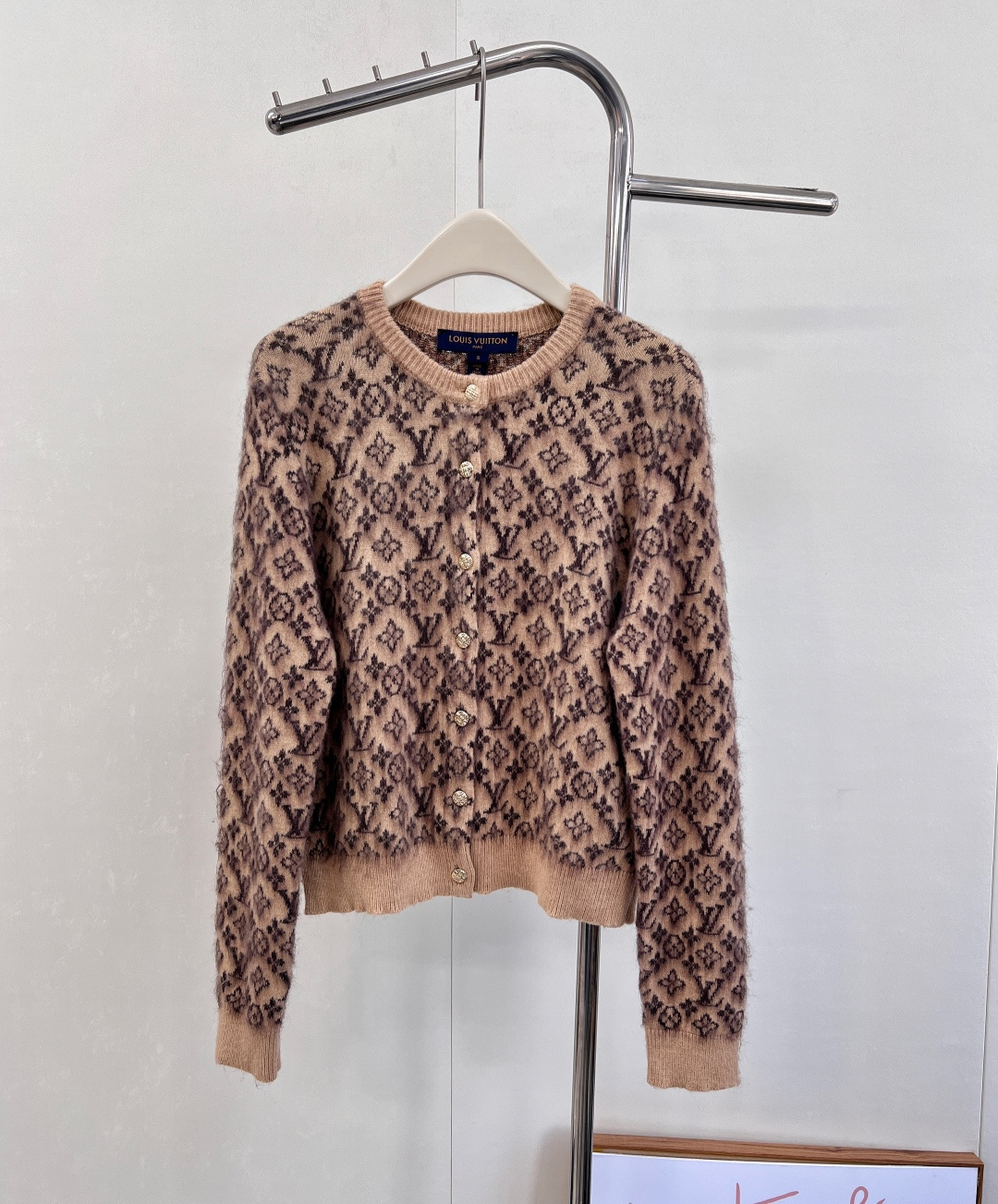 NO:534495,LOUIS VUITTON Jacquard presbyopia wool cashmere knitted cardigan, presbyopia logo high-end and fashionable, the fabric feels soft and glutinous!  Round neck long-sleeved cardigan, collar cuff color slitting echoes the hem, single row molded placket buttons, highlighting the brand tone, ready-to-wear logo, four-leaf clover full print jacquard, high-end and elegant, easy to wear, easy to wear, suitable for all ages, you can wear it for daily commuting!  The fabric is really heavy!  Hair grabbing design yb opening button embellishment high-end fashionable and famous socialite style, fashionable and charming, complete three standards, two colors, size sml code L9,,louis vuitton,alexander wang19860909LOUIS VUITTON 提花老花羊毛羊绒针织开衫 老花logo高级时尚 面料摸起来软软糯糯！ 圆领长袖开衫 领口袖口颜色收边与衣摆相呼应 单排开模刻襟扣 彰显品牌调性 成衣标志四叶草满印提花 高级优雅 好穿大方随意百搭,适应各种年龄段 日常通勤穿都可！面料用料真的太重磅了！ 抓毛设计 yb开模纽扣点缀 高级时髦名媛风 洋气魅力,三标齐全,两色出 尺码sml 编码L9,,louis vuitton,alexander wang,Women's clothing