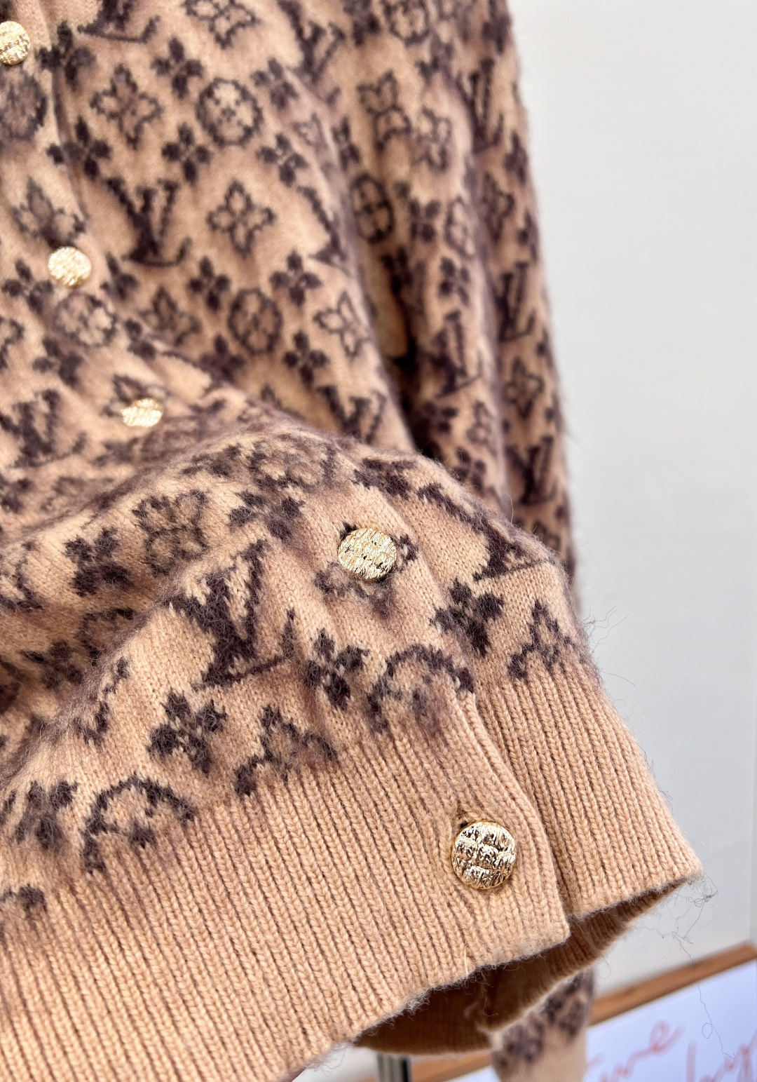 🆕 LOUIS VUITTON 提花老花羊毛羊绒针织开衫老花logo高级时尚 面料摸起来软软糯糯！圆领长