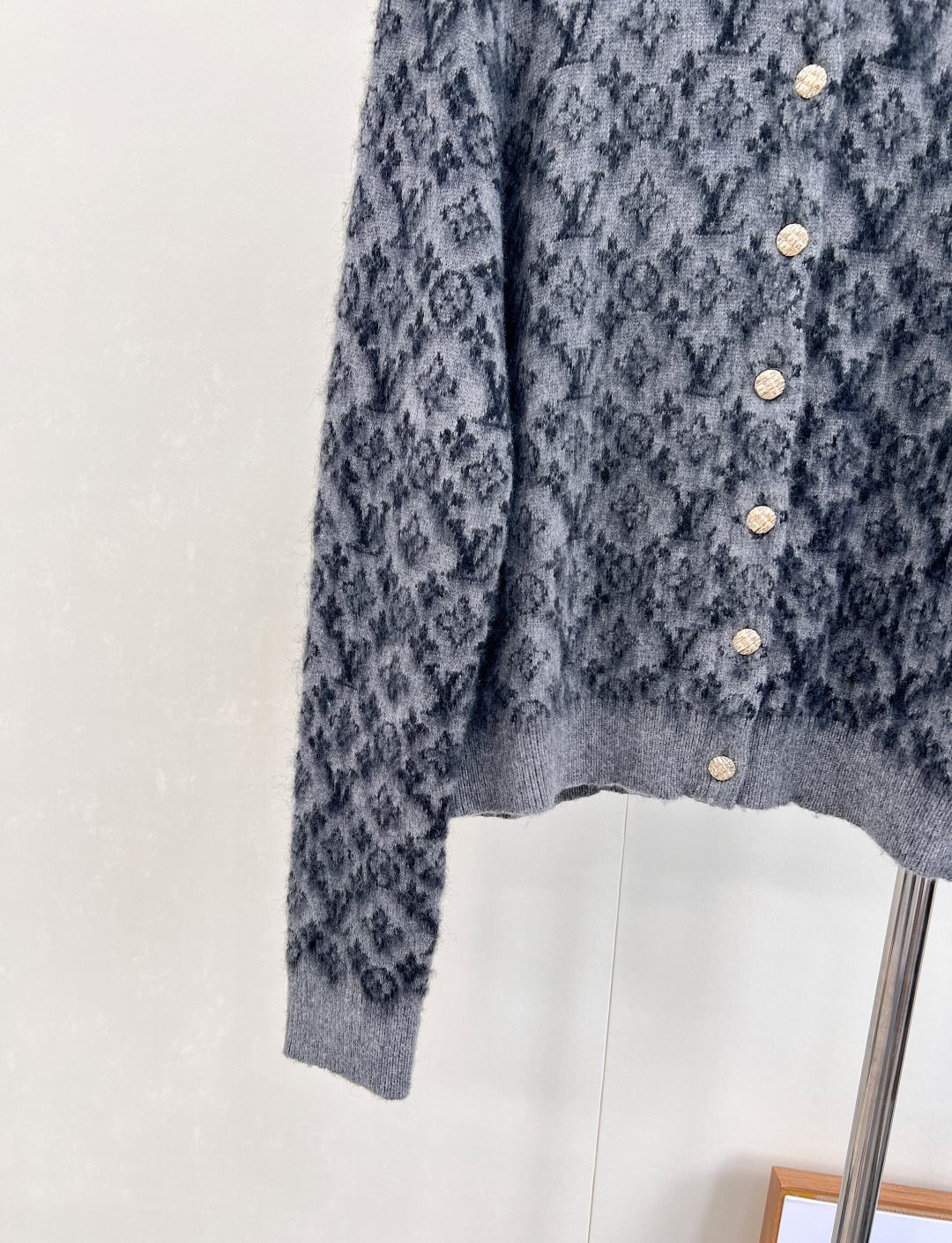 🆕 LOUIS VUITTON 提花老花羊毛羊绒针织开衫老花logo高级时尚 面料摸起来软软糯糯！圆领长