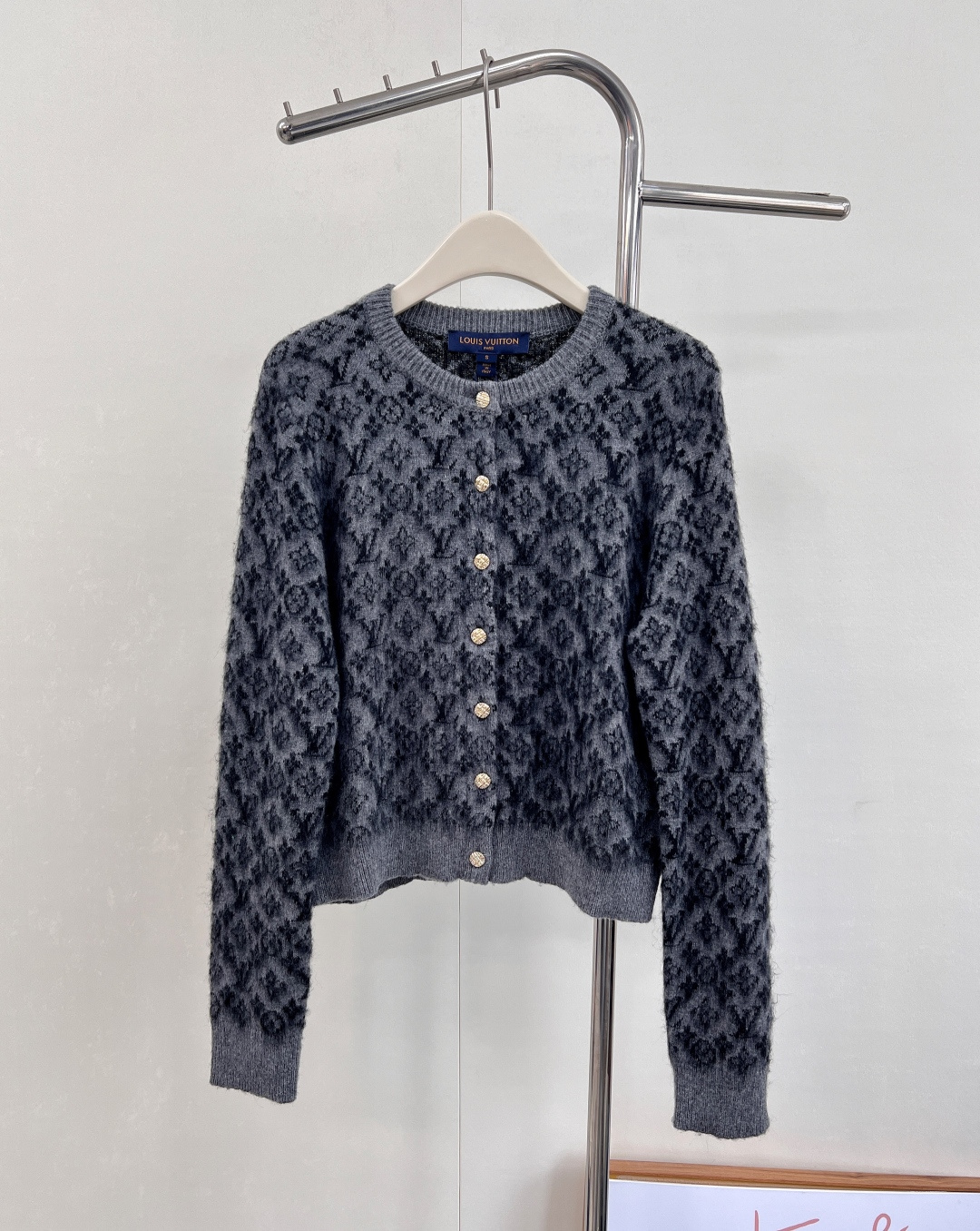 NO:534487,LOUIS VUITTON Jacquard presbyopia wool cashmere knitted cardigan, presbyopia logo high-end and fashionable, the fabric feels soft and glutinous!  Round neck long-sleeved cardigan, collar cuff color slitting echoes the hem, single row molded placket buttons, highlighting the brand tone, ready-to-wear logo, four-leaf clover full print jacquard, high-end and elegant, easy to wear, easy to wear, suitable for all ages, you can wear it for daily commuting!  The fabric is really heavy!  Hair grabbing design yb opening button embellishment high-end fashionable and famous socialite style, fashionable and charming, complete three standards, two colors, size sml code L,,louis vuitton,alexander wang19860909LOUIS VUITTON 提花老花羊毛羊绒针织开衫 老花logo高级时尚 面料摸起来软软糯糯！ 圆领长袖开衫 领口袖口颜色收边与衣摆相呼应 单排开模刻襟扣 彰显品牌调性 成衣标志四叶草满印提花 高级优雅 好穿大方随意百搭,适应各种年龄段 日常通勤穿都可！面料用料真的太重磅了！ 抓毛设计 yb开模纽扣点缀 高级时髦名媛风 洋气魅力,三标齐全,两色出 尺码sml 编码L,,louis vuitton,alexander wang,Women's clothing