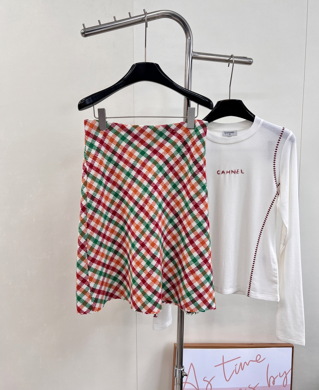 NO:534479,MIU MIU new red and green colored tweed midi skirt, a must-have for sweet and cool girls in autumn and winter!  The MIU showcase wool plaid skirt is amazing!  It really combines 'practical and gorgeous' perfectly with super comfortable wool blend, with warm red, green and orange plaids intertwined on the white base. The twill design is super layered and not dull at all~ The medium-length straight-tube style super modified the legs, making it look slim and tall, and a small person can easily control it. The matching is inspired by the purple turtleneck shirt on the show, but I like to use it more in daily life to layer it in a pink T-lamb fur jacket. It is sweet and cool, retro and fashionable!  !  Whether it is commuting or dating, you can wear different styles, complete three standards, first order ~ Size sml code M,,miumiu, skirts, jackets & coats,alexander wang19860909MIU MIU新款红绿彩格粗花呢中长半裙,秋冬甜酷女孩必备！MIU秀款羊毛格纹半身裙也太绝了吧！真的是把“实用与华丽”完美结合面料是超舒服的羊毛混纺,暖调红、绿、橙格纹交织在白色基底上 斜纹设计超有层次感 一点都不沉闷～ 中长直筒版型超级修饰腿型 显瘦又显高 小个子也能轻松驾驭 搭配灵感来自秀场紫色高领衫 但我日常更爱用它叠穿粉色T羊羔毛外套 甜中带酷 复古又时髦！！ 不管是通勤还是约会都能穿出不同风格,三标齐全,首单出～ 尺码sml 编码M,,miumiu,skirts,jackets & coats,alexander wang,Women's clothing