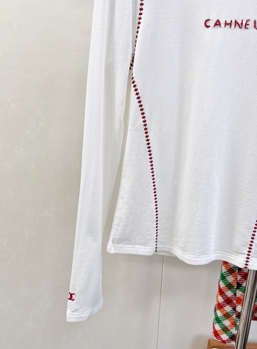 🆕 CHANEL 字母刺绣修身显瘦打底衫精致刺绣字母，简约中透出高级感，举手投足间散发优雅光芒。采用纯色