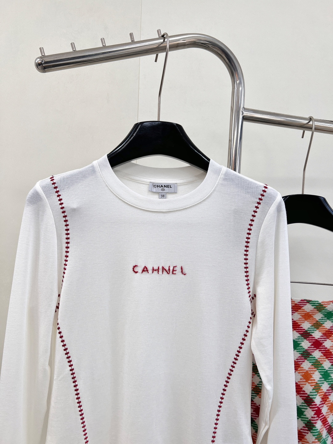 🆕 CHANEL 字母刺绣修身显瘦打底衫精致刺绣字母，简约中透出高级感，举手投足间散发优雅光芒。采用纯色