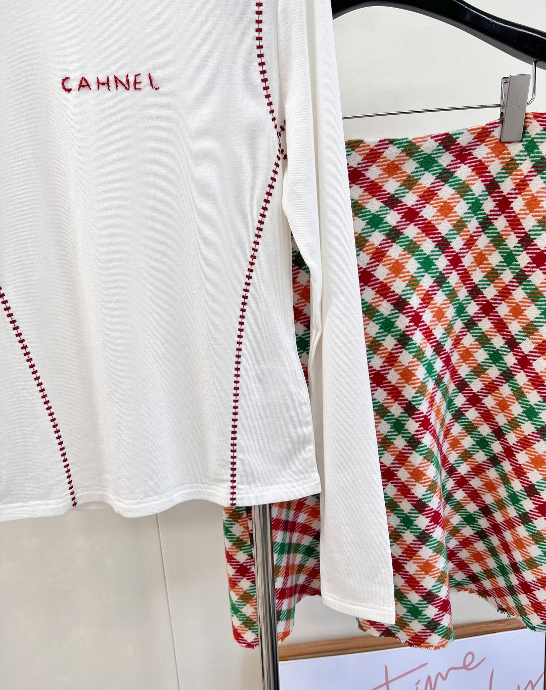 🆕 CHANEL 字母刺绣修身显瘦打底衫精致刺绣字母，简约中透出高级感，举手投足间散发优雅光芒。采用纯色