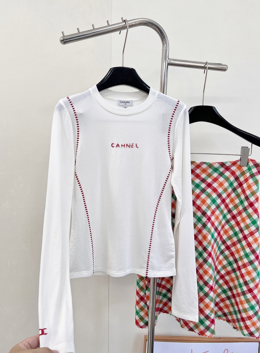 🆕 CHANEL 字母刺绣修身显瘦打底衫精致刺绣字母，简约中透出高级感，举手投足间散发优雅光芒。采用纯色