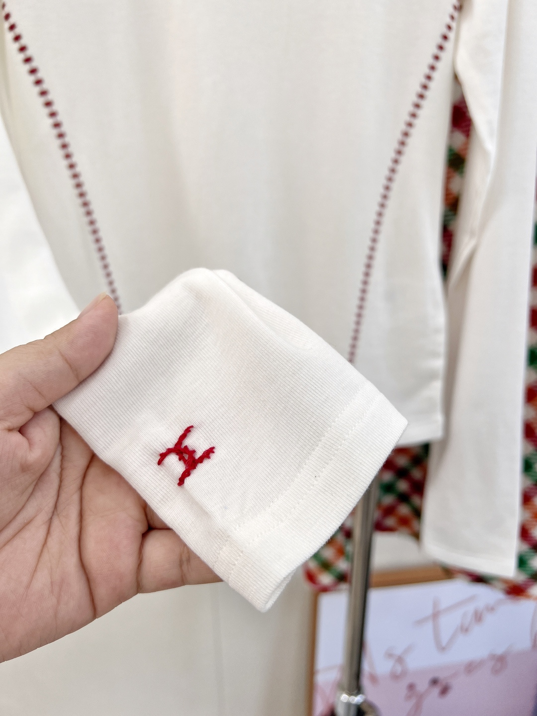 🆕 CHANEL 字母刺绣修身显瘦打底衫精致刺绣字母，简约中透出高级感，举手投足间散发优雅光芒。采用纯色