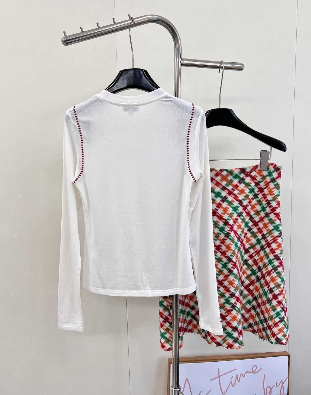 🆕 CHANEL 字母刺绣修身显瘦打底衫精致刺绣字母，简约中透出高级感，举手投足间散发优雅光芒。采用纯色